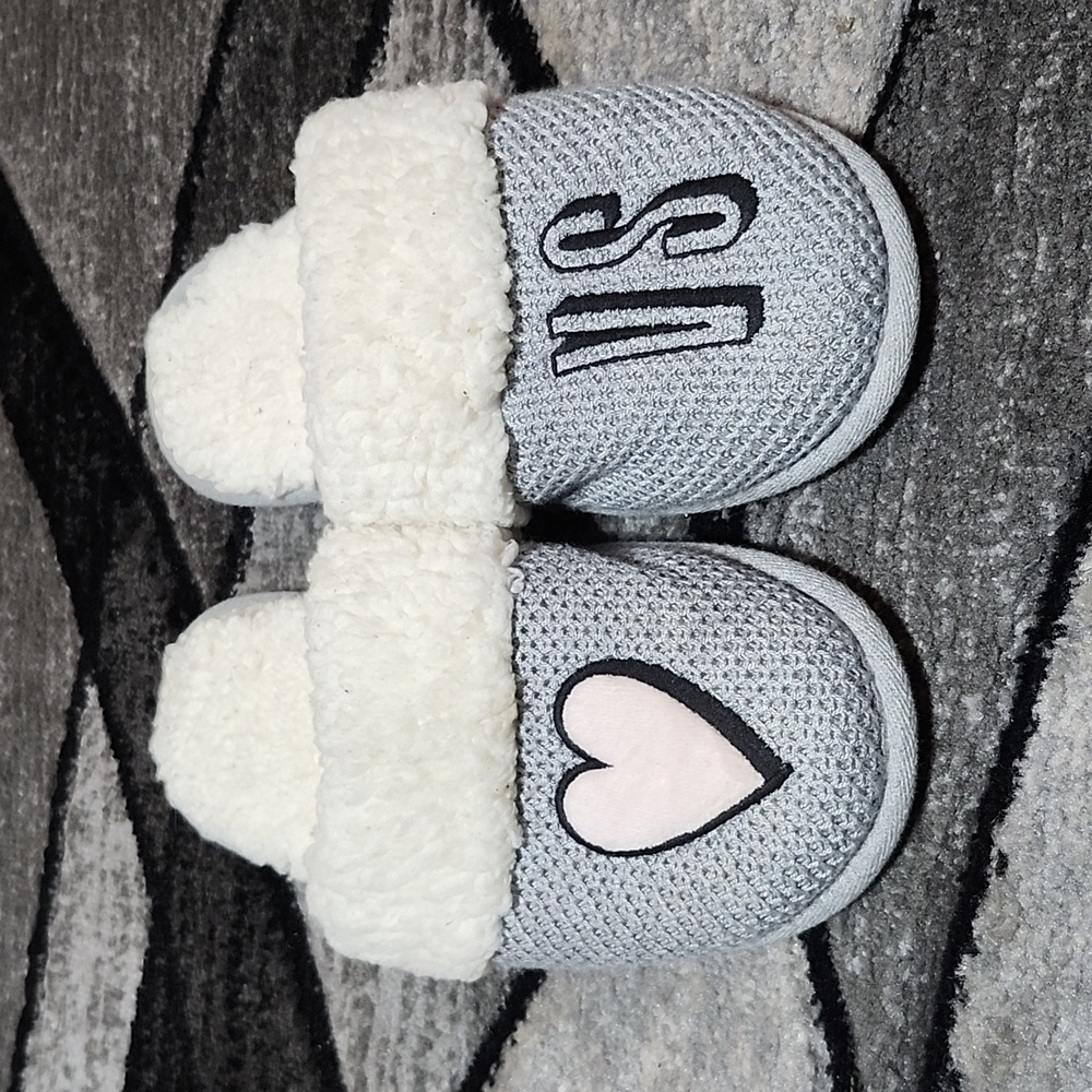 VICTORIA SECRET 2016 EMBROIDERED GRAY KNIT SHERPA LINED SLIPPERS MEDIUM